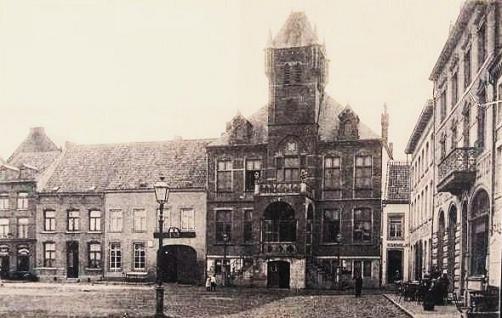 Markt met stadhuis van Sittard ver voor de oorlog.